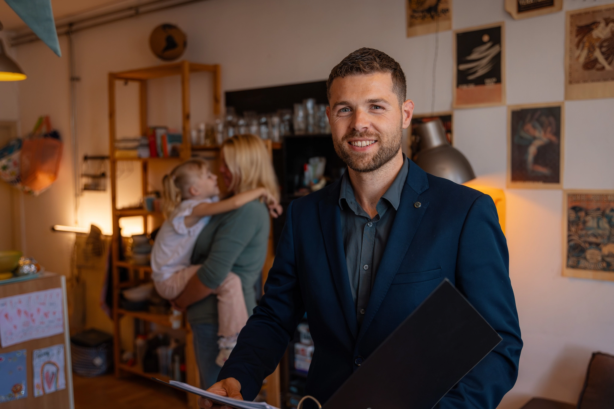 Adviseur van PEX Academy bespreekt opleidingstraject met gezin in huiselijke omgeving