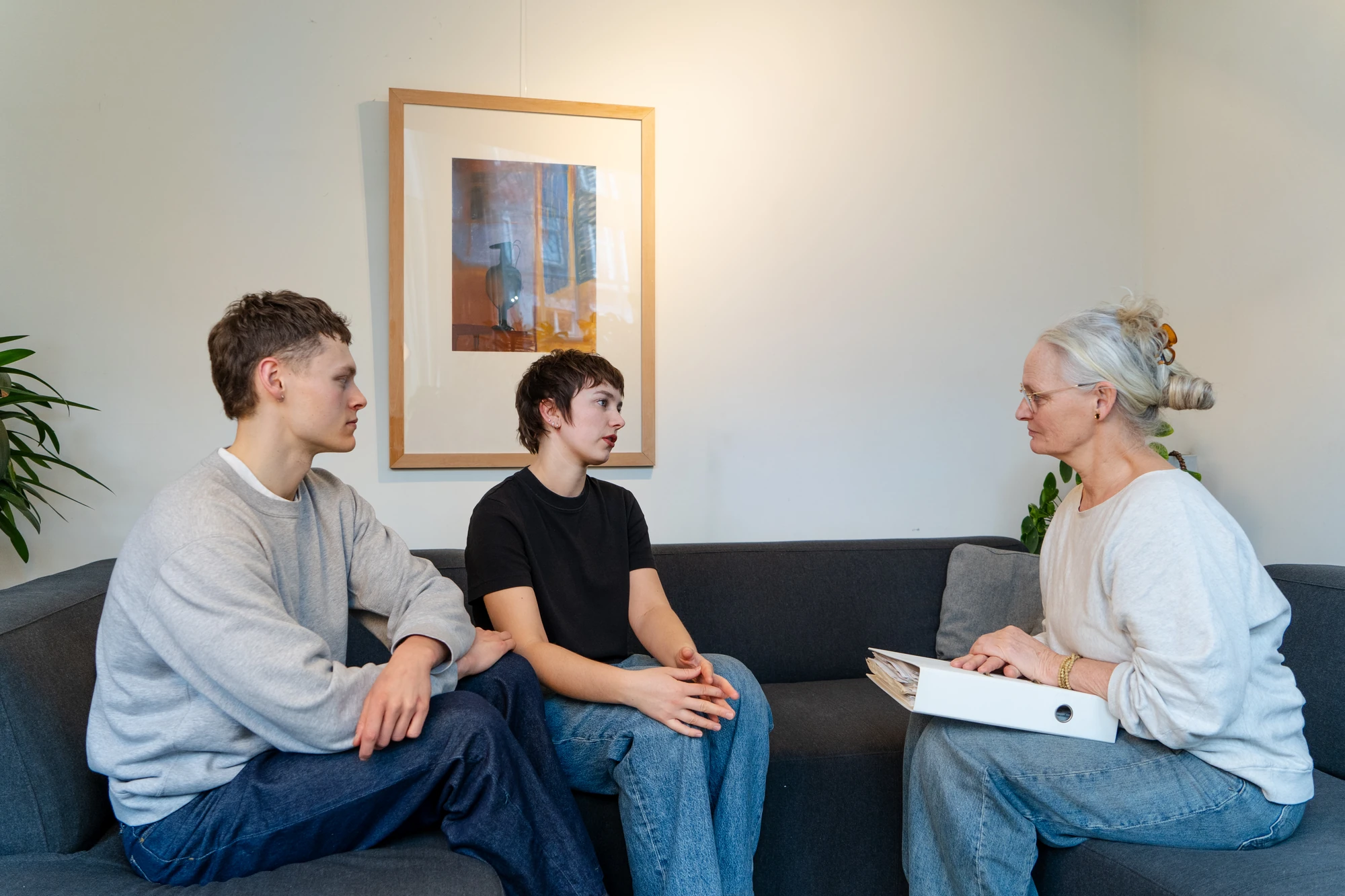 Twee jongeren in gesprek met een begeleider tijdens een PEX Academy opleiding sociaal domein