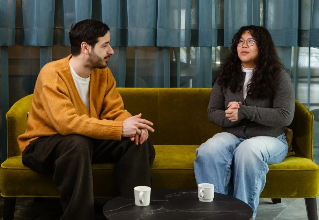Twee mensen in gesprek over een uitkering en verblijf in het buitenland